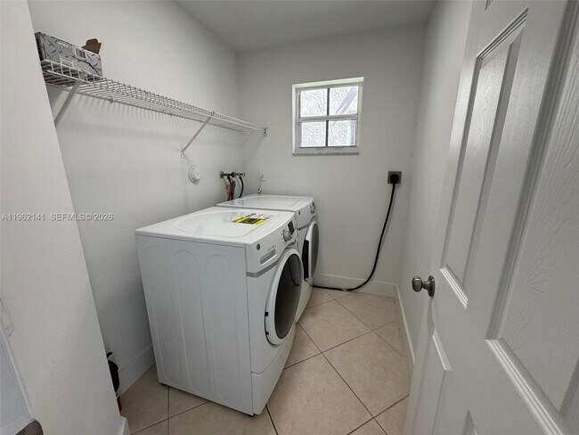 Building Photo - 4273 Fox Ridge Dr