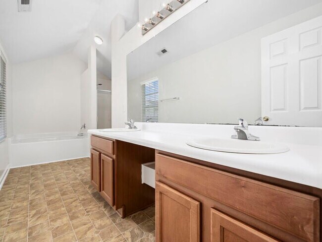 Building Photo - Spacious and Move-In Ready Home! - Fenced ...