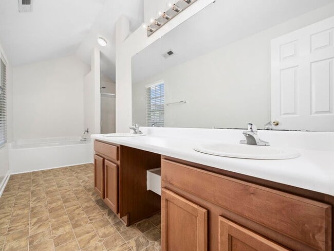 Building Photo - Spacious and Move-In Ready Home! - Fenced Yard!