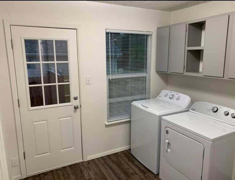 Building Photo - 863 Anahuac Ave