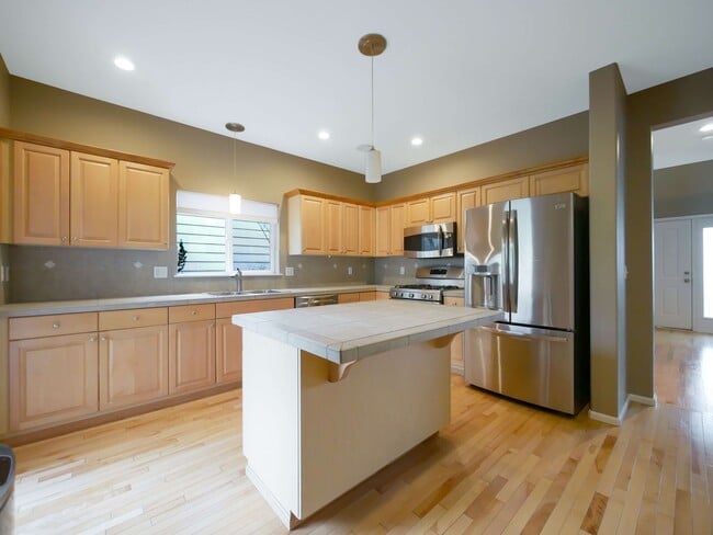 Building Photo - 3 Bed and 2.5 Bath Stunning Single-family ...