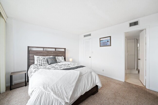 Building Photo - 1050 Hillsboro Mile