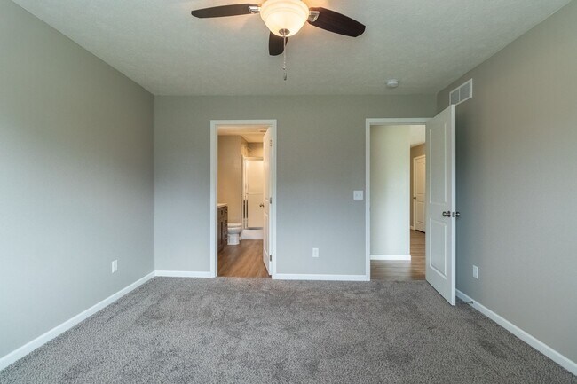 Building Photo - Gorgeous Newer Home in Nice Family Neighborhood