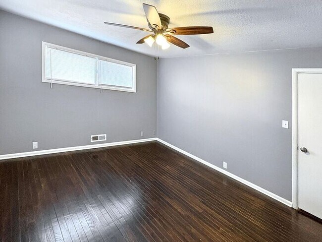Building Photo - Spacious 4-Bedroom Home in a Prime Locatio...
