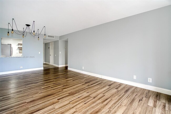 Building Photo - 400 Leslie Dr