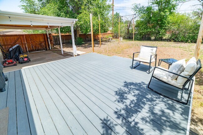 Building Photo - Amazing 3 bed/3 bath rental.  New Flooring!!  Solar Panels!!