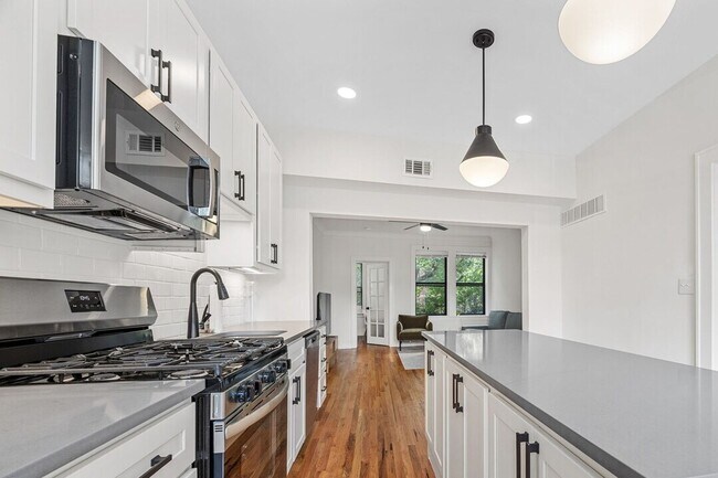 Building Photo - MOSAIC- 721 Limit- Now Leasing 27/28
