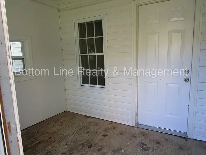 Building Photo - Room in Single Family Home on Plainview Rd