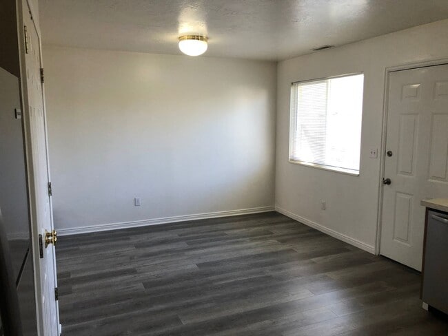 Building Photo - Cute Provo 3 bed 2.5 bath Townhome
