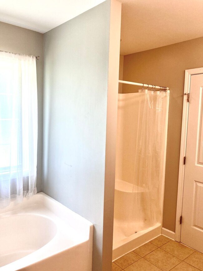 Building Photo - 5 Bedroom 3 Bath Hubert Home for Rent