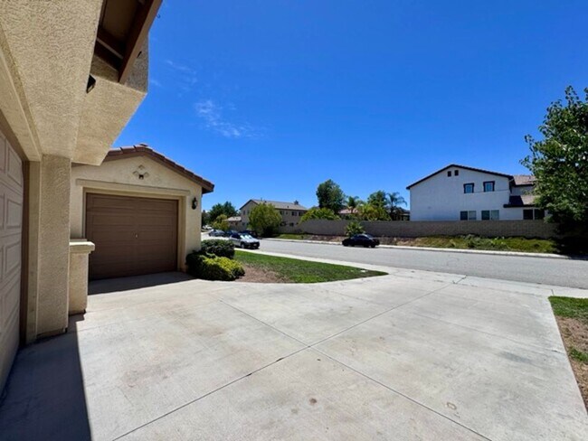 Building Photo - Beautiful Two Story 5 bedroom Home in the ...
