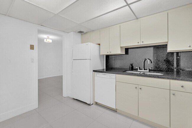 Building Photo - 400 Kings Point Dr