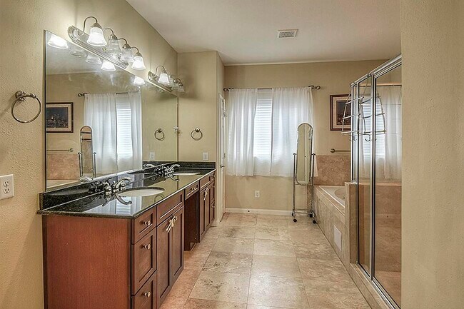 Building Photo - 1137 W 24th St