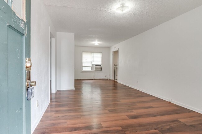 Building Photo - Remodeled three bed/one bath home in the heart of Carverdale