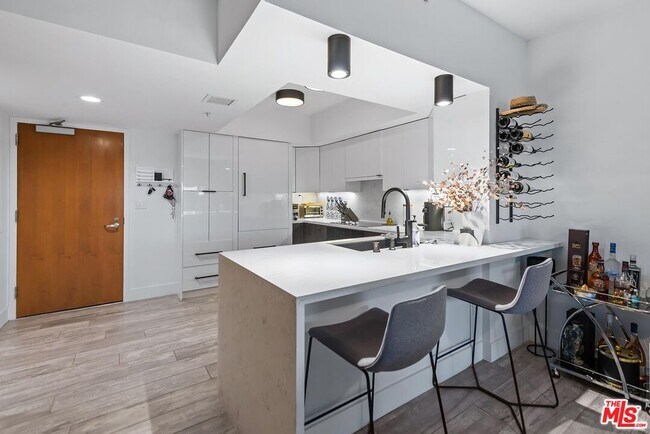 Building Photo - 13700 Marina Pointe Dr