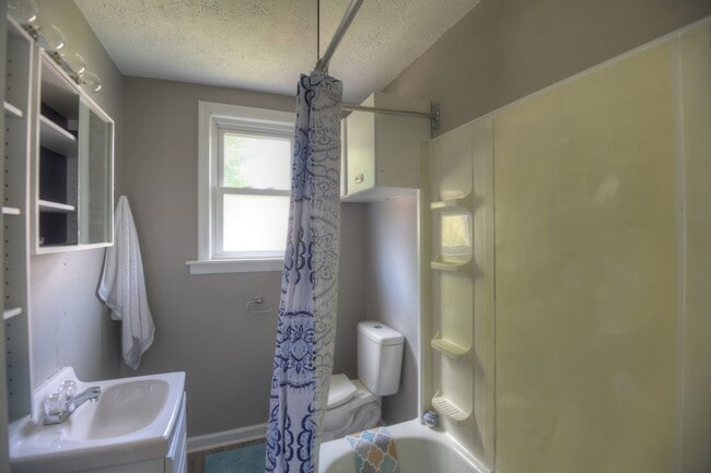 Building Photo - 2-Bedroom, 1-Bath Single-Family Home with Integral Garage and Renovated Interior for Rent
