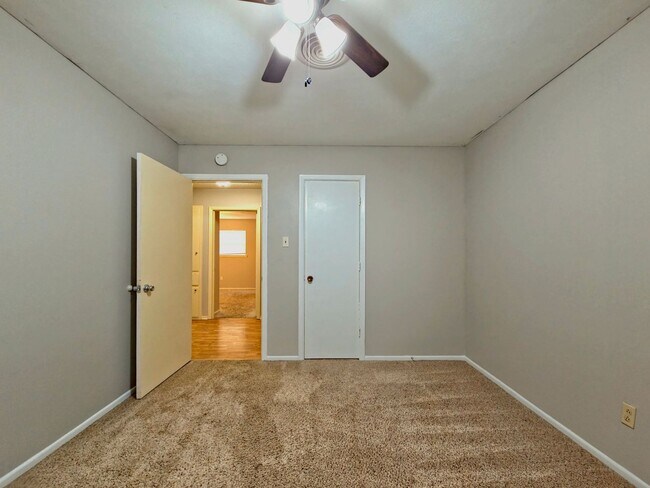 Building Photo - 4 Bedroom Home Near LCU with HUGE Bonus Room