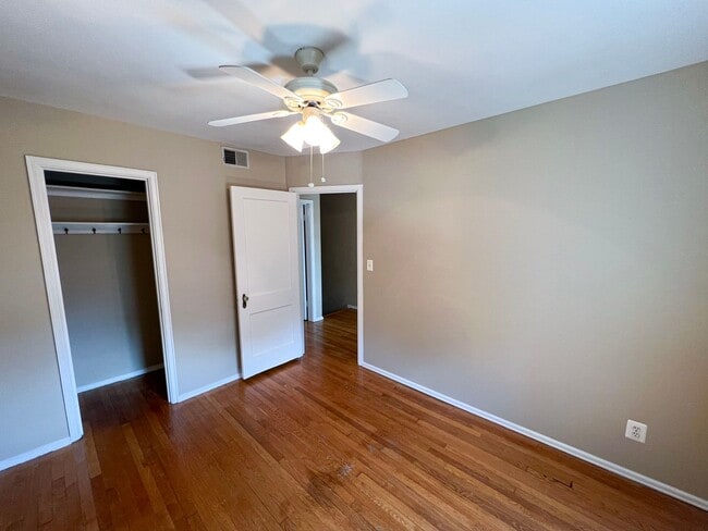 Building Photo - Charming 2 Bed 2 Bath Brick Townhome With A Fully Fenced Yard In Beautiful Foxcroft Heights