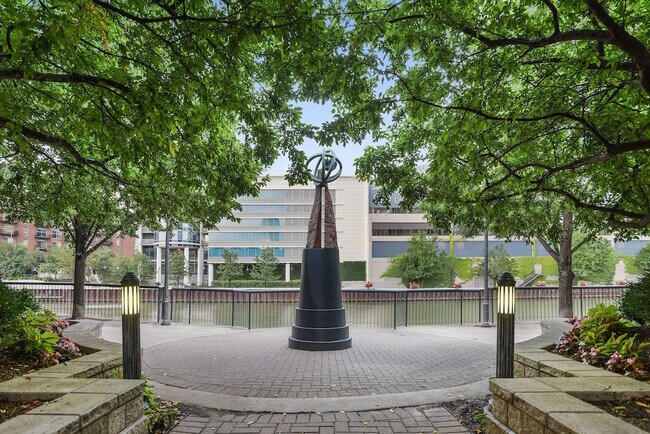 Building Photo - 400 N Clinton St