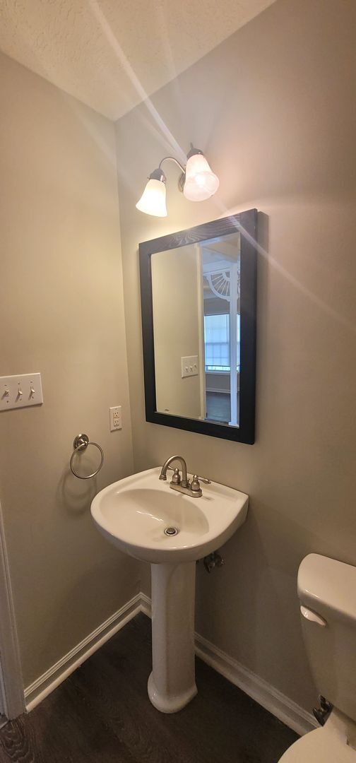 Building Photo - New Listing