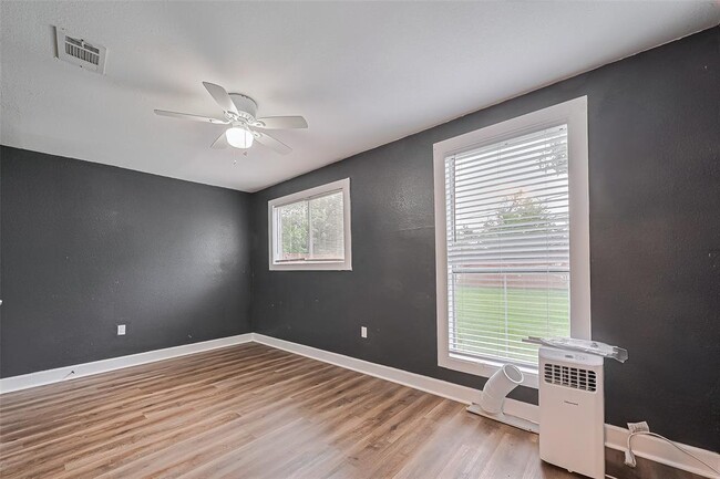 Building Photo - 2226 Rainbow Dr