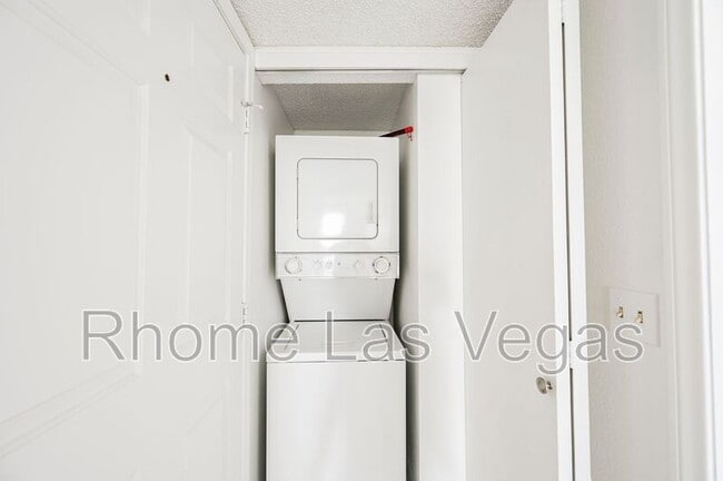 Building Photo - 3823 S Maryland Pkwy