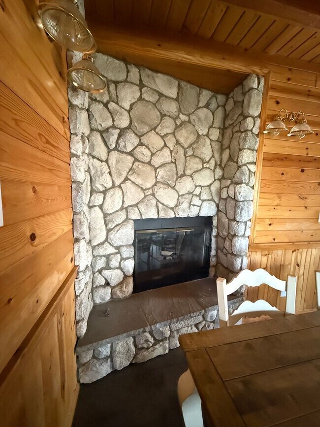 Building Photo - Beautiful Crestline Home - Private & Peaceful