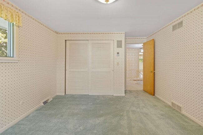 Building Photo - 4 bed 3.5 bath home in East Grand Rapids