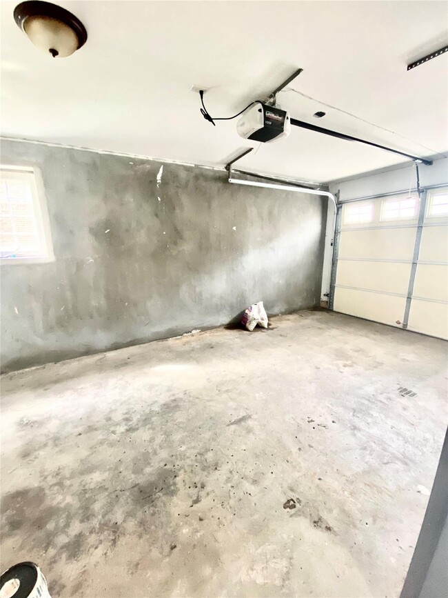 Building Photo - 329 Soundview Ln
