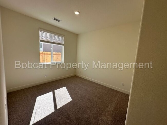 Building Photo - 923 Nelle Dr