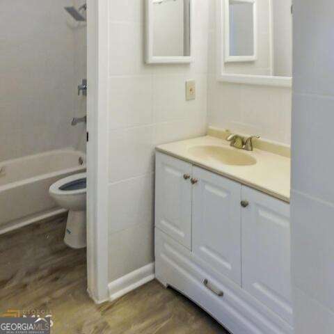 Building Photo - 291 Country Club Dr