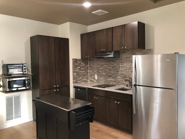 Building Photo - ** Modern 1 Bed / 1 Bath ADU – All Utiliti...