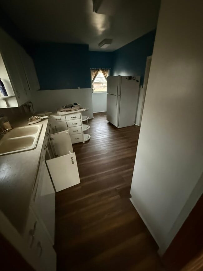 Building Photo - 400 W Garza St