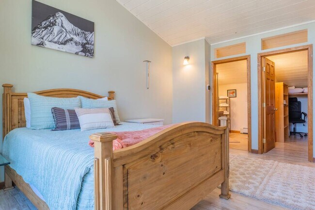 Building Photo - Walk to Main St and Gondola! Furnished!