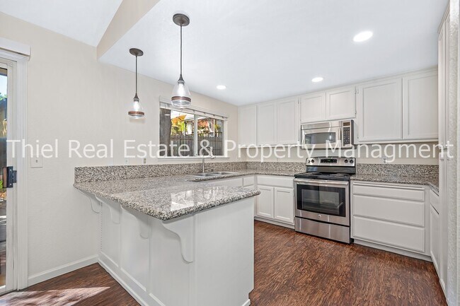 Building Photo - 2277 Knollwood Dr