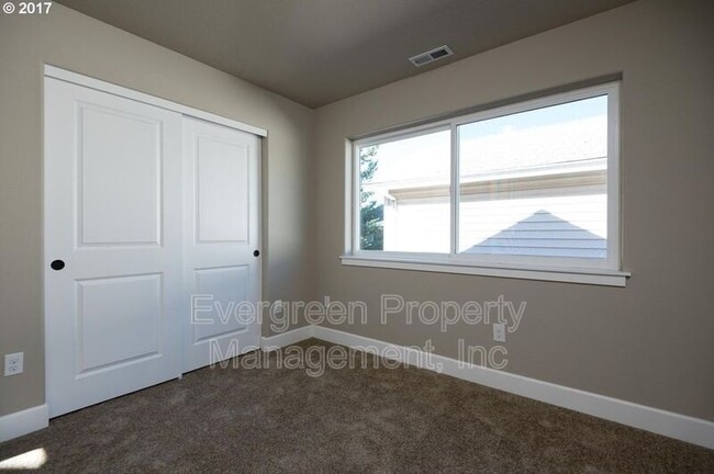 Building Photo - 7014 N Fessenden St