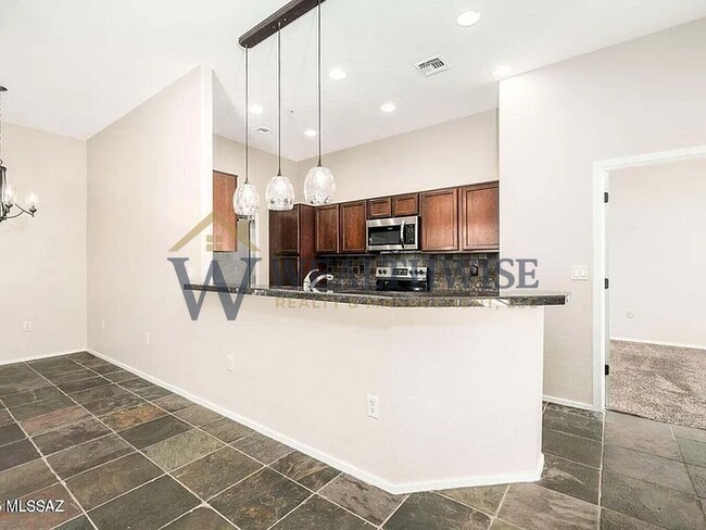 Building Photo - 2010 E River Rd