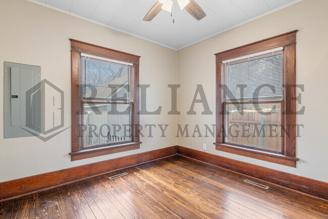 Building Photo - 221 S Glenn St