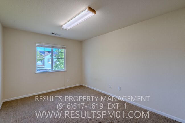 Building Photo - Lovely Lincoln 4 Bedroom 2.5 Bath w Clubho...