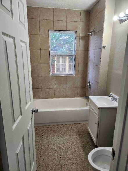 Building Photo - 27 E Hillcrest Ave