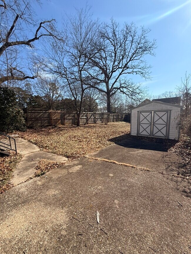 Building Photo - ADORABLE cottage close to everything!
