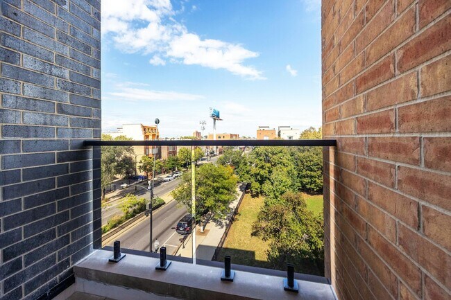 Building Photo - 2355 W Flournoy St