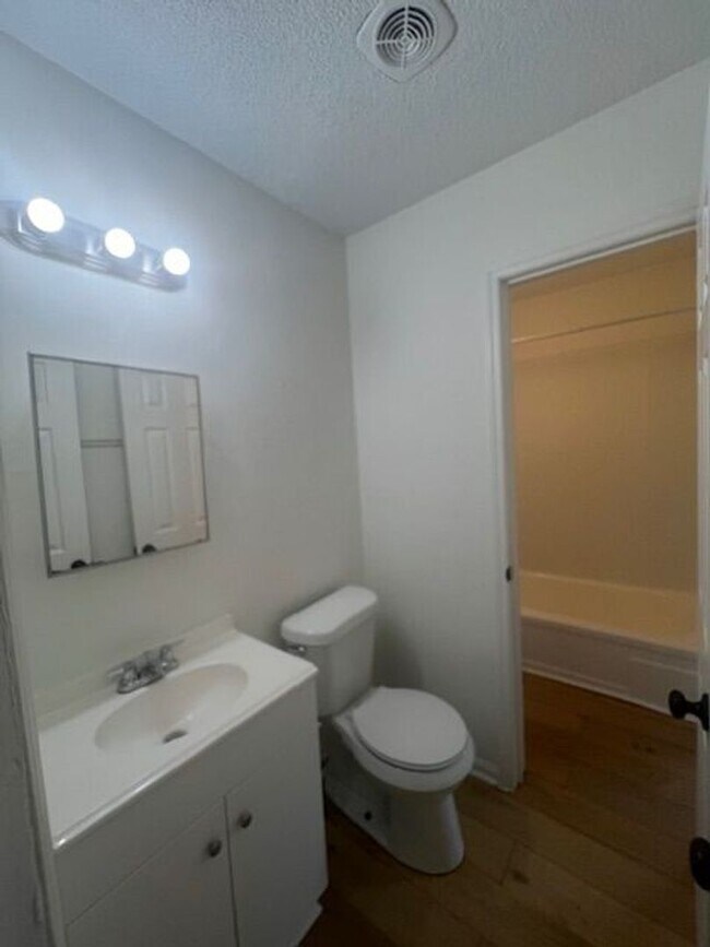 Building Photo - Remodeled 4 Bed 2 Bath House