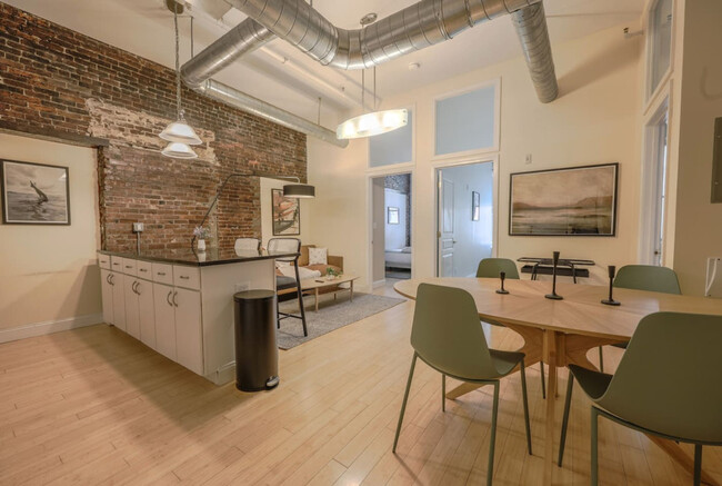 Building Photo - 37 Temple Pl
