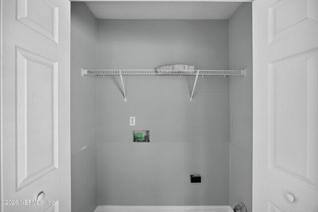 Building Photo - 490 Hillside Dr