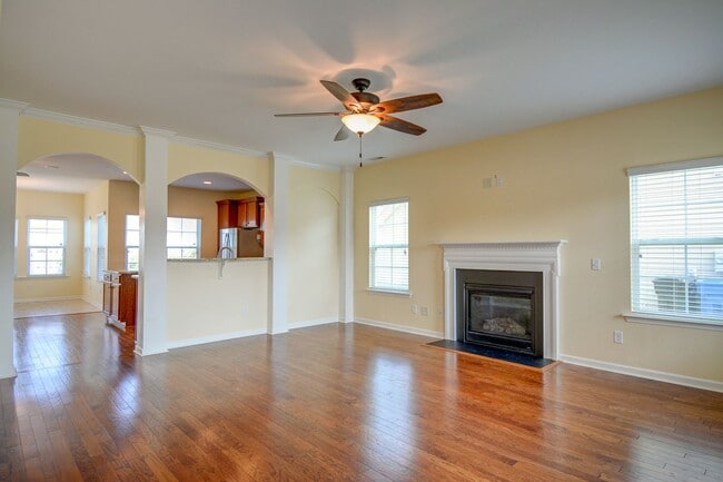 Building Photo - **Move In by October 8th 2025 and Receive ...
