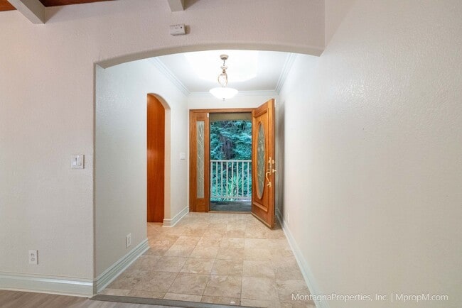 Building Photo - Updated and spacious 3 bedroom house on ov...