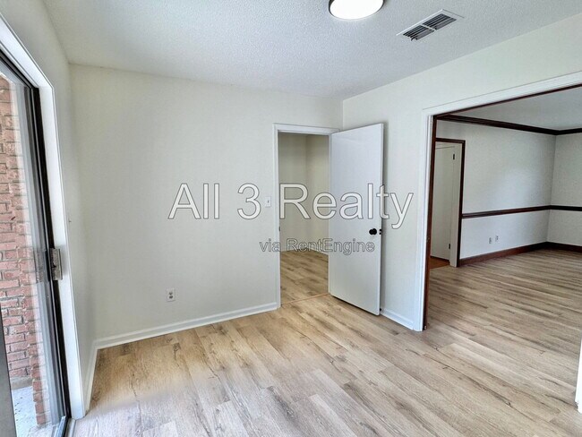 Building Photo - 2905 Willow Ln Dr