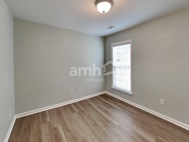 Building Photo - 811 Greenwood Crossing