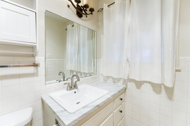 Building Photo - Remodeled throughout, 3/2/1